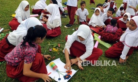 Sejumlah siswa SDN Hambalang 4 saat belajar keterampilan diluar kelas di Desa Hambalang, Kabupaten Bogor, Jawa Barat, Rabu (21/3).