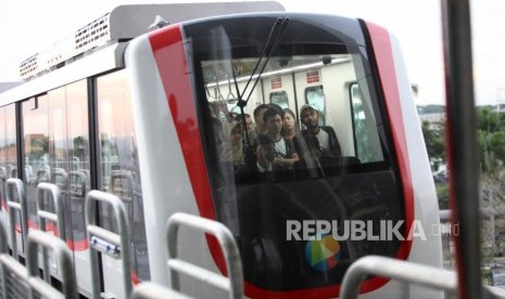 Skytrain melintas di terminal 1 Bandara Soekarno-Hatta, Jakarta, Selasa (26/12).