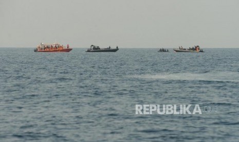 Sejumlah Tim SAR gabungan saat melakukan pencarian dalam proses evakuasi pesawat Lion Air JT 610 di Perairan Karawang, Jawa Barat, Rabu (31/10).