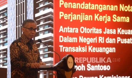 Ketua Dewan Komisioner OJK Wimboh Santoso memberikan sambutan sebelum melakukan penandatanganan nota kesepahaman di Jakarta, Selasa (19/2).