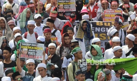 Umat muslim  dari berbagai ormas   membawa poster dalam aksi menuntut tangkap dan penjarakan sukmawati Soekarno Putri yang di lakakukan di depan kantor Bareskrim Mabes Polri, Jakarta, Jumat (6/4).