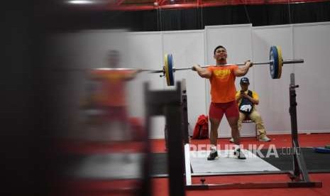 Atlet Angkat Besi, Eko Yuli  melakukan sesi latihan persiapan untuk bertanding dalam Asian Games ke 18 di JIE Expo Kemayoran, Jakarta. Ahad (19/8).