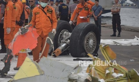 Petugas SAR gabungan mengevakuasi puing pesawat Lion Air JT 610 saat tiba Posko Terpadu Pelabuhan Tanjung Priok, Jakarta, Sabtu (3/11).