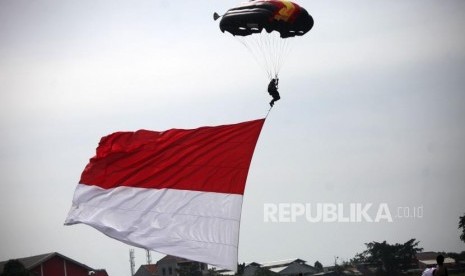 Prajurit Polairud melakukan atraksi terjun payung saat peringatan Parade HUT ke-67 Korps Polisi Air dan Udara (Korpolairud) Baharkam Polri di Mako Korpolairud Baharkam Polri, Pondok Cabe, Tangerang Selatan, Banten, Selasa (5/12).