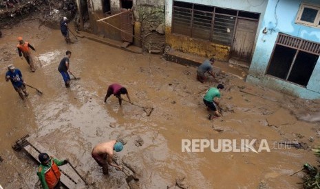 Hujan deras yang terjadi sejak Ahad siang di Kota Sukabumi, Jawa Barat, menyebabkan sejumlah titik terendam banjir (Foto: ilustrasi banjir)