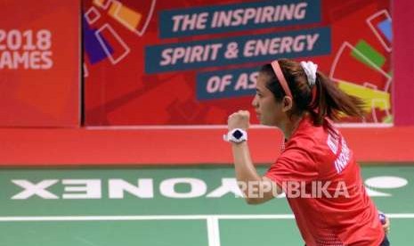 Pebulu tangkis Indonesia Leani Ratri Oktila mengepalkan tangan usai memasukan skor saat melawan pebulu tangkis Cina Hefang Cheng pada pertandingan final tunggal putri SL4 Asian para Games 2018 di Istora Senayan, Jakarta, Jumat (12/10).