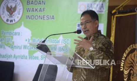 Rektor UI Muhammad Anis memberikan sambutan pada pembukaan acara Wakaf Goes to Campus di Kampus UI Salemba, Jakarta, Kamis (24/5).