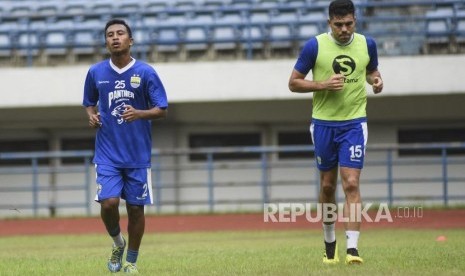 Bek Persib Bandung Fabiano Beltrame (kanan).