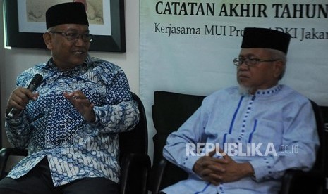 Ketua Komisi Litbang MUI DKI Jakarta KH. A. Ahmad Syafi'i Mufid bersama Ketua MUI DKI Jakarta Syarifuddin Abdul Ghani saat Seminar Catatan Akhir Tahun Islam di Ibu Kota 2017 di Kantor Republika, Jakarta, Rabu (27/12).