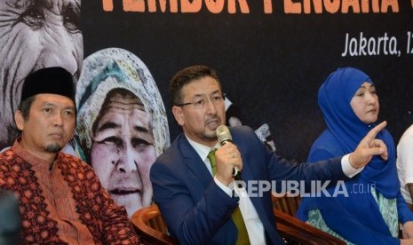 (dari kiri) Anggota DPR Muzammil Yusuf, Ketua Majelis Nasional Turkistan Timur Seyit Abdulkadir Tumturk dan Mantan Tahanan Uighur di Kamp Reedukasi Xinjiang Gulbahar Jelilova menjadi narasumber dalam diskusi di Jakarta, Sabtu (12/1).