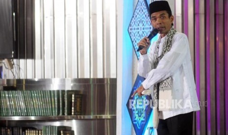 Ustaz Abdul Somad menyampaikan tausiyah saat Pengajian Akbar DMI di Masjid Istiqlal, Jakarta, Rabu (25/7).