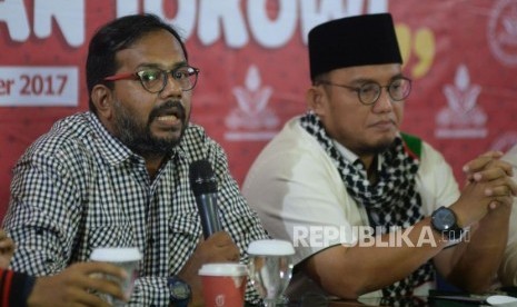 Aktifis HAM dan Anti Korupsi Haris Azhar (kiri) bersama Ketua Umum PP Pemuda Muhammadiyah Dahnil Anzar Simanjuntak  menjadi pembicara dalam diskusi berseri Madrasah Anti Korupsi 