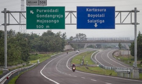 Pengendara melintas di ruas jalur Tol Solo-Ngawi, Wonorejo, Karanganyar, Jawa Tengah, Sabtu (31/3).