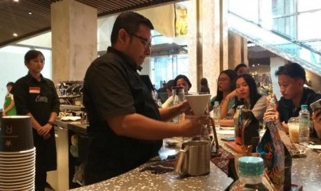 Ashiap! 144 Barista Starbucks Siap Pecahkan Rekor MURI di Hari Kopi Sedunia. (FOTO: Boyke P. Siregar)