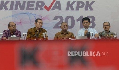 Ketua KPK, Agus Raharjo(tengah), Wakil Ketua KPK, Saut Situmorang(kedua kiri) dan  Laode M Syarif (kedua kanan) beserta pimpinan KPK memberikan keterangan pers terkait  kinerja KPK selama tahun 2018 di KPK, Jakarta, Rabu (19/12).