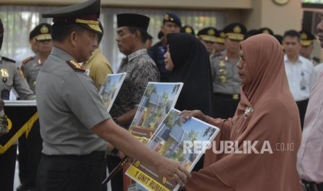 Kapolri Jendral Polisi Tito Karnavian memberikan santuntan kepada perwakilan keluarga korban kerusuhan di Mako Brimob  dalam upacara   kenaikan pangkat periwra tinggi  di Mabes Polri, Jumat (18/5).