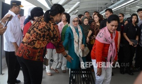 Iriana Joko Widodo Naik MRT. Ibu Negara Iriana Joko Widodo bersama Ibu Mufidah Jusuf Kalla dan Menteri Perhubungan Budi Karya Sumadi saat menunggu MRT di Jakarta, Senin (18/3).