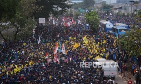 Ribuan mahasiswa berunjuk rasa di kawasan Gedung Dewan Perwakilan Rakyat, Jakarta, Selasa (24/9/2019).