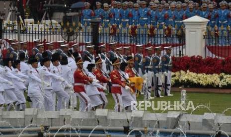 Anggota Paskibraka berada dalam  kawasan Istana Merdeka  dalam  upacara  penurunan bendera sang merah putih di  hari kemerdekaan Republik Indonesia ke 73 di  Istana Merdeka, Jakarta, Jumat (17/8).