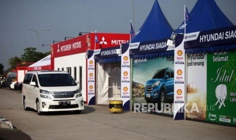 Kendaraan melintas didepan posko pemudik di Rest Area Kilometer 102 Cikopo-Palimanan (Cipali), Subang Jawa Barat, (ilistrasi).