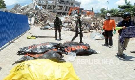 Petugas Gabungan mengumpulkan jenazah yang telah berhasil dievakuasi di Hotel Roa Roa, Palu, Sulawesi Tengah (3/10).