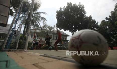 Sejumlah anak bermain bola di Ruang Publik Terpadu Ramah Anak Gajah Mada, Jakarta, Kamis (20/9).