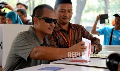 Warga mengikuti simulasi pemungutan dan penghitungan suara pemilihan umum (pemilu) legislatif dan presiden 2019 di Taman Suropati, Jakarta, Rabu (10/4).