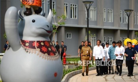 Tinjau Kesiapan Wisma Atlet. Presiden Joko Widodo (tengah) bersama Gubernur DKI Jakarta Anies Baswedan (kiri), Menteri PUPR Basuki Hadimuljono (kedua kiri), dan Ketua INASGOC Erick Thohir (kanan) meninjau kesiapan Wisma Atlet Asian Games 2018 di Kemayoran, Jakarta, Senin (26/2).