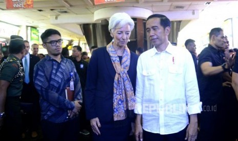 Bahas Rencana Pertemuan IMF.  Direktur Pelaksana Dana Moneter Internasional (IMF) Christine Lagarde (kiri) bersama Presiden Joko Widodo mengunjungi Pasar Tanah Abang, Jakarta, Senin (26/2).