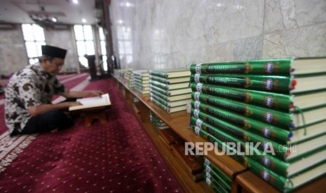 Seorang jamaah membaca Alquran seusai shalat di Masjid Sunda Kelapa, Jakarta, Senin (26/11).