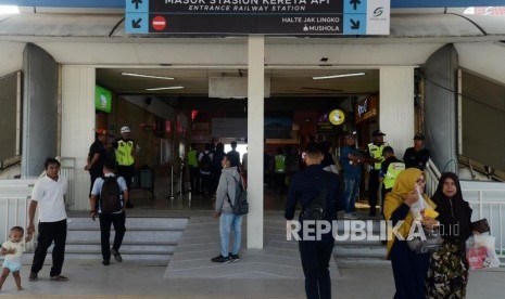 Pejalan kaki keluar dari pintu Stasiun Tanah Abang yang terintegrasi dengan skybridge atau Jembatan Penyeberangan Multiguna (JPM) Tanah Abang (ilustrasi).