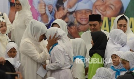 Ketua Umum PP Muslimat Nahdlatul Ulama Khofifah Indar Parawansa saat menghadiri acara doa bersama dan santunan anak yatim di Gelora Bung Karno, Jakarta, Sabtu (26/1).