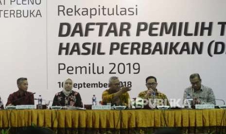 Ketua KPU Arief Budiman (tengah) memberikan paparan saat rapat pleno perbaikan Daftar Pemilih Tetap (DPT) di Kantor KPU, Jakarta, Minggu (16/9).