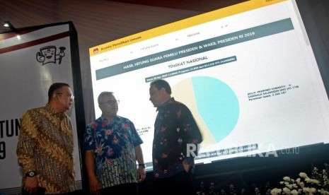 Ketua KPU Arief Budiman (tengah) bersama Ketua Bawaslu Abhan (kanan) dan Anggota DKPP Alfitra Salamm (kiri) berbincang usai memberikan keterangan kepada wartawan di Pusat Informasi Penghitungan Suara dan Rekapitulasi Hasil Penghitungan Perolehan Suara Pemilihan Umum Tahun 2019 di Kantor KPU, Jakarta, Sabtu (20/4).