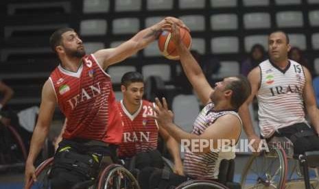 Atlet Peserta Asian Para  Games 2018  dari  negara iran melakukan sesi latihan Basket  di Hall Basket Senayan. Jakarta, Kamis (4/10).