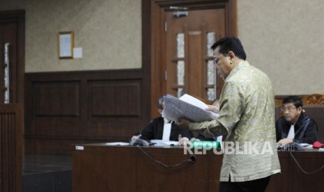 Terdakwa kasus korupsi KTP Elektronik Setya Novanto  memberikan bukti pengembalian uang ke KPK dalam sidang lanjutan di Pengadilan Tipikor, Jakarta, Kamis (22/3).