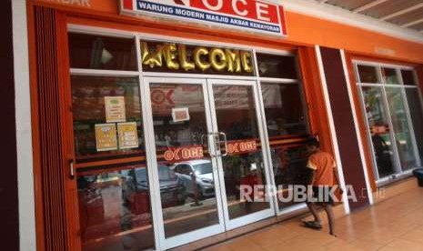 Seorang anak akan membeli makanan di Oke Oce Mart di Kawasan Kemayoran, Jakarta, Senin (3/9).