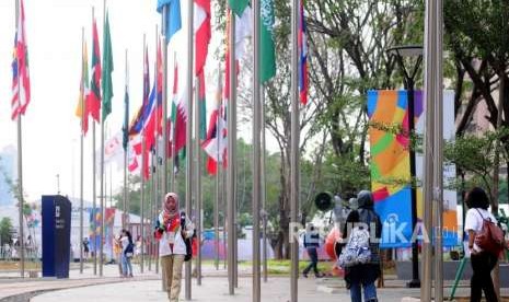 Sejumlah volunteer Asian Games 2018 beraktivitas di Wisma Atlet, Kemayoran, Jakarta, Senin (3/9).