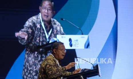 Menko Perekonomian Darmin Nasution menjadi pembicara pada acara 100 CEO Forum di Jakarta, Rabu (29/11).