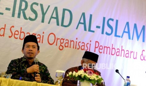 Seminar Muktamar Al Irsyad. Kepala Lajnah Pentashihan Mushaf Al Quran (LPMQ) Kemenag Muchlis M hanafi (kiri) menjadi narasumber pada seminar Muktamar ke-40 Al Irsyad Al Islamiyyah di Bogor, Jawa Barat, Kamis (16/11).