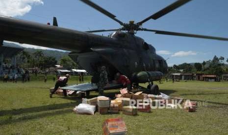 Bantuan Untuk Daerah Terisolir : Petugas TNI AD bersama PMI menurunkan bantuan untuk korban gempa yang diangkut menggunakan helikopter TNI AD MI 17 di Desa Bolapapu, Kolawi, Kabupaten Sigi, Sulawesi Tengah, Senin (8/10).