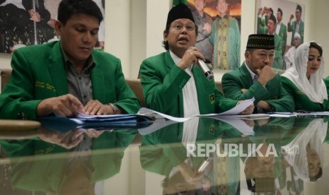 Ketua Umum DPP PPP Djan Faridz bersama pengurus partai memberikan keterangan tentang putusan MK terkait membolehkannya pencantuman kepercayaan pada kolom agama di KartuTanda Penduduk (KTP) di kantor DPP PPP Jalan Diponegoro, Selasa (14/11).