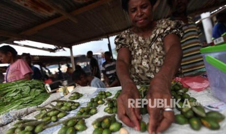 Kebutuhan Pokok di Jayapura Cukup untuk Dua Bulan. Pedagang menata dagangannnya di Pasar Skouw, Pos Lintas Batas Negara Skouw, Jayapura, Papua.