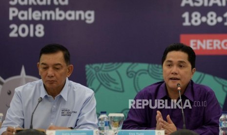 Ketua Pelaksana INASGOC Erick Thohir bersama Wakil Ketua INASGOC Sjafrie Sjamsoeddin  memberikan keterangan pada acara peluncuran portal volunteer ASIAN Games 2018 untuk Games Times dan pengenalan seragam volunteer di Markas INASGOC, Jakarta, Kamis (18/1).