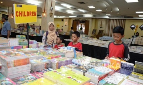 Pengunjung Hijrah Book Fest melihat  buku  dalam acara festival republik di Masjid At-Tin Jakarta, Sabtu (29/12).