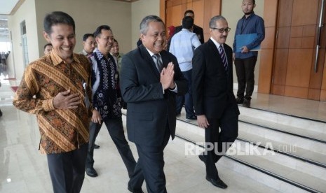 Penetapan Gubernur Bank Indonesia. Gubernur BI terpilih Perry Warjiyo (tengah) dan Deputi Gubernur BI terpilih Dody Budi Waluyo (kanan) saat tiba di gedung Rapat Paripurna di Komplek Parlemen Senayan, Jakarta, Selasa (3/4).