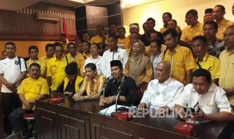 Ketua DPD Golkar Jabar, Dedi Mulyadi menggelar Konferensi Pers terkait sikapnya terhadap SK DPP yang memilih Emil-Daniel di Pilgub Jabar, Senin (6/11).