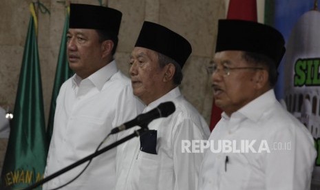 Wakil Presiden RI Jusuf Kalla (kanan) menyampaikan arahannya pada acara pelantikan Pimpinan Pusat Dewan Masjid Indonesia (DMI) di Jakarta, Jumat (12/1).