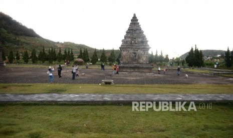 Pengunjung berada di kawasan Candi Arjuna, Dieng, Banjarnegara, Jawa Tengah, Rabu (26/6/2019). Ilustrasi