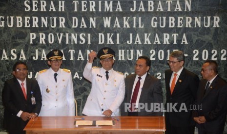 Gubernur DKI Jakarta Anies Baswedan dan Wakil Gubernur Sandiaga Uno saat melakukan serah terima jabatan Gubernur dan Wakil Gubernur DKI Jakarta masa Jabatan tahun 2017-2022 di Balaikota, Jakarta, Senin (16/10).  